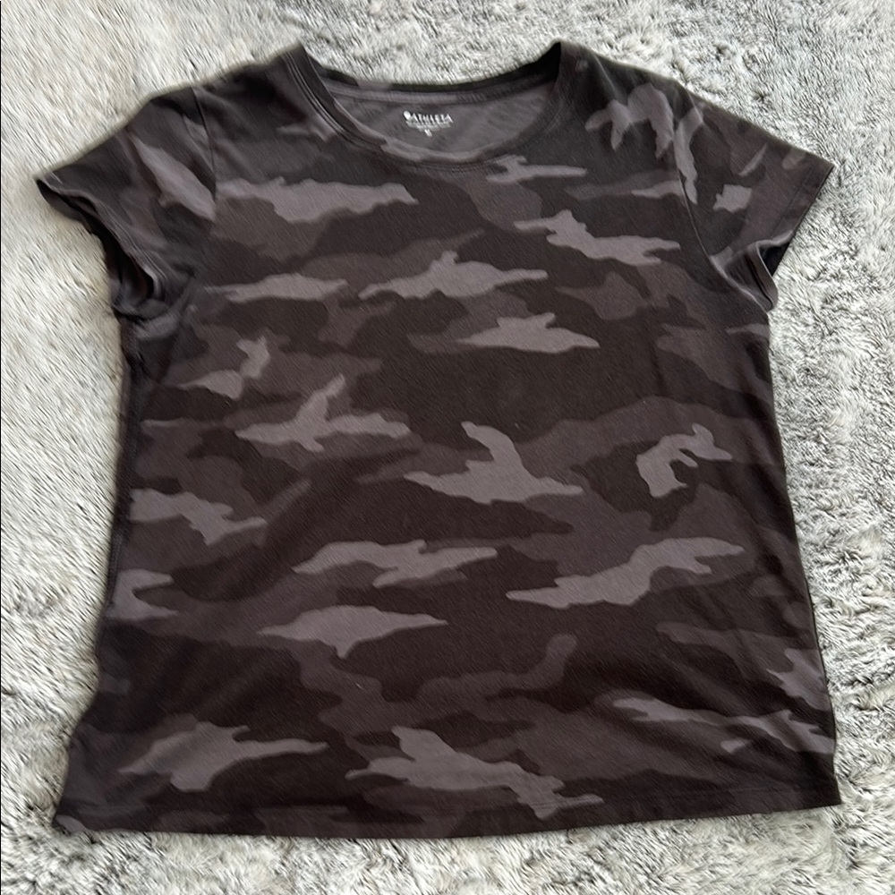Athleta Black and Gray Fitted Short Sleeve Tee